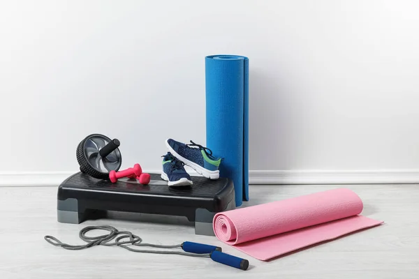 Tapis de fitness et des trucs de sport sur le sol à la maison — Photo de stock