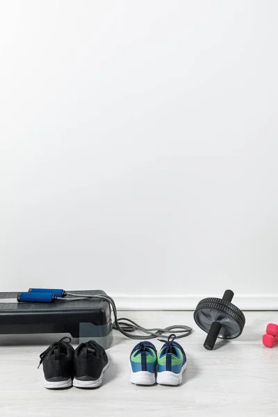 Passo plataforma e equipamentos esportivos no chão em casa — Fotografia de Stock