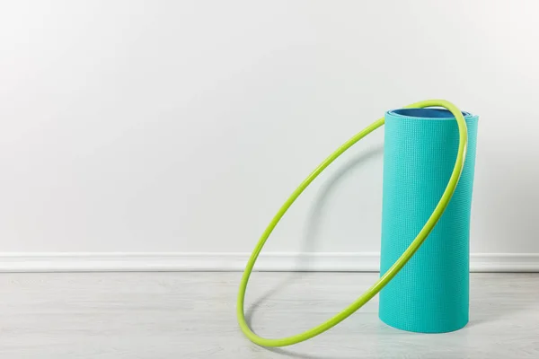 Tappetino fitness blu e manubri verdi sul pavimento a casa — Foto stock