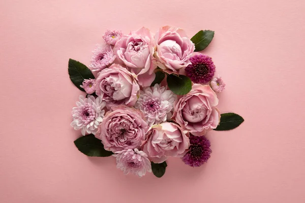 Blick von oben auf blühende Frühlingsblumen in Strauß auf rosa Hintergrund — Stockfoto