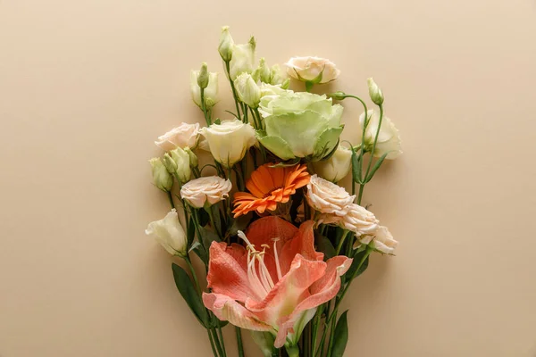 Vue de dessus du bouquet floral printanier sur fond beige — Photo de stock