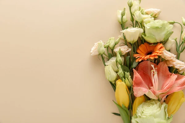 Vista dall'alto del bouquet floreale primaverile su sfondo beige — Foto stock