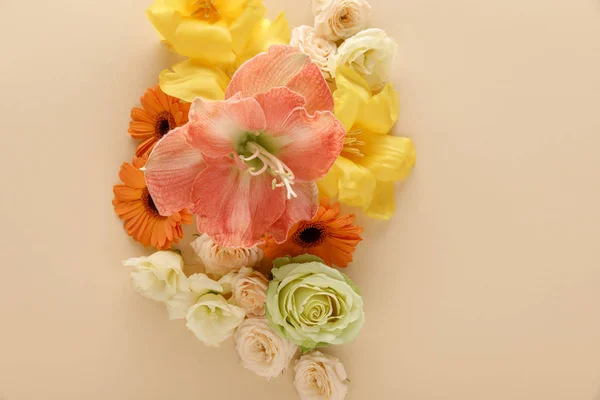 Blick von oben auf den Frühling Blumenstrauß auf beigem Hintergrund — Stockfoto