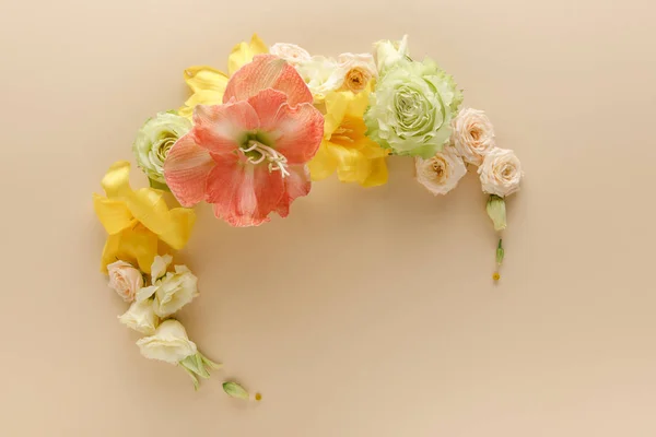 Vue de dessus de la couronne florale printanière sur fond beige — Photo de stock