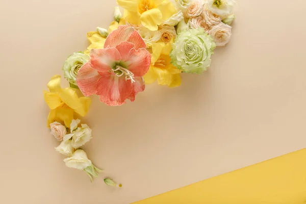 Vista dall'alto del bouquet floreale primaverile su sfondo beige e giallo — Foto stock