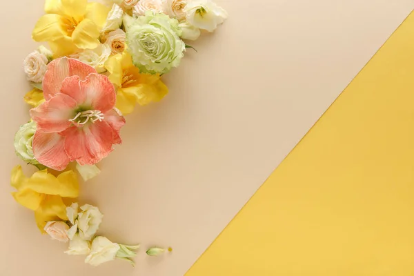 Blick von oben auf den Frühling Blumenstrauß auf beige und gelb Hintergrund — Stockfoto