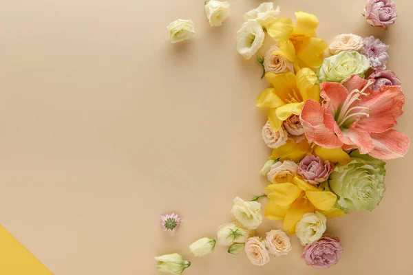 Vue de dessus du bouquet floral printanier sur fond beige et jaune — Photo de stock