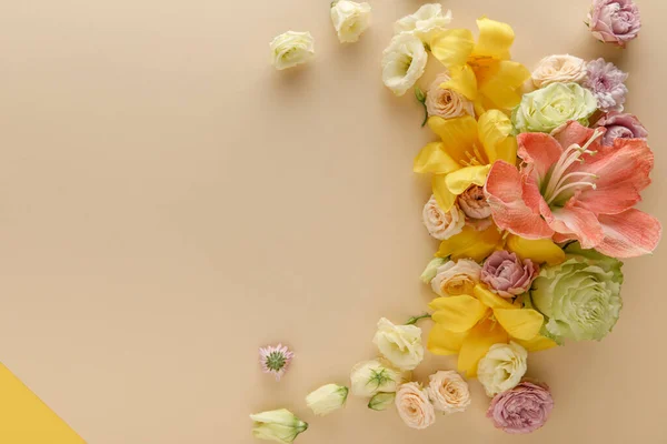 Vista dall'alto del bouquet floreale primaverile su sfondo beige e giallo — Foto stock