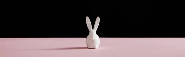 Lapin blanc décoratif isolé sur fond noir, plan panoramique — Photo de stock