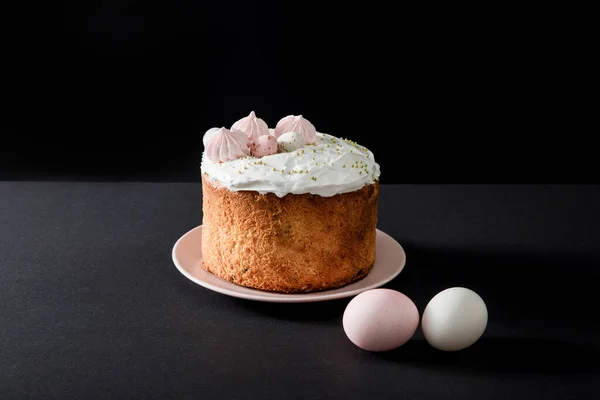 Pastel de Pascua y huevos de pollo en gris y negro - foto de stock