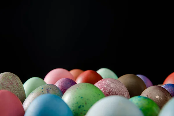 Foco seletivo de ovos de Páscoa coloridos isolados em preto — Fotografia de Stock