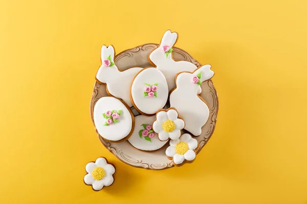 Vue du dessus du bol avec de délicieux biscuits sur fond jaune — Photo de stock