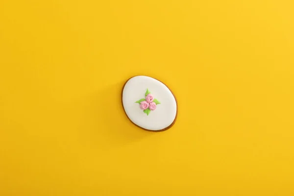 Vue du dessus de biscuit de Pâques savoureux sur jaune — Photo de stock