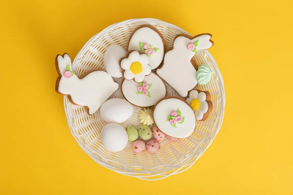 Vue du dessus du bol avec de délicieux biscuits de Pâques sur fond jaune — Photo de stock