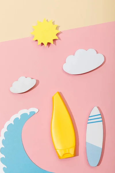 Вид сверху бумажного срезанного летнего пляжа с тюбиком солнцезащитного крема розового и бежевого цвета — стоковое фото