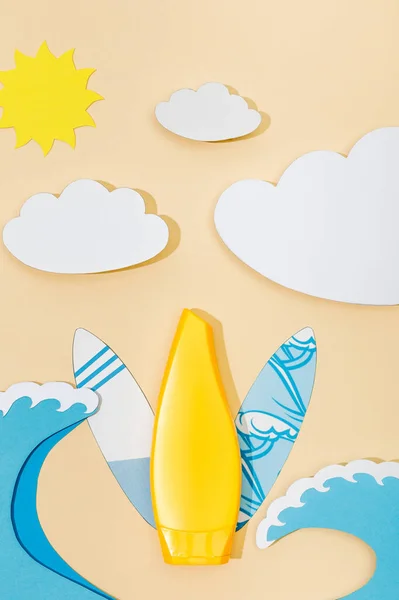 Vista dall'alto della spiaggia estiva di carta tagliata con tubo di protezione solare su sfondo beige — Foto stock