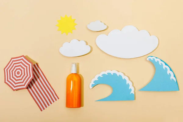 Draufsicht auf den papiergeschnittenen Sommerstrand mit einer Flasche Sonnencreme auf Beige — Stockfoto