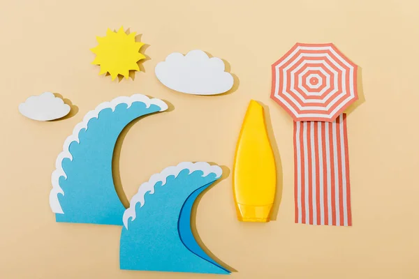 Вид сверху бумажного срезанного летнего пляжа с тюбиком солнцезащитного крема на бежевом фоне — стоковое фото