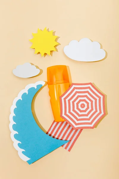 Вид зверху на папір вирізаний літній пляж з морською хвилею і пляшкою сонцезахисного крему на бежевому — Stock Photo
