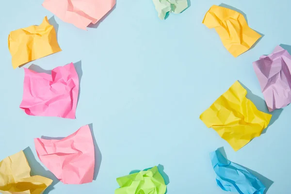 Draufsicht auf zerknitterte bunte Haftnotizen auf blauem Hintergrund — Stockfoto