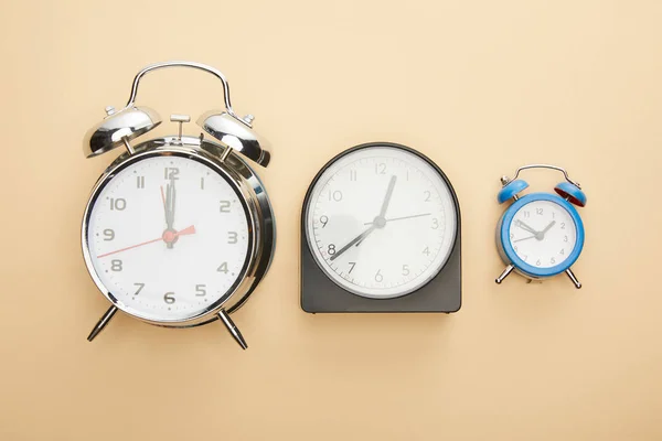 Vue de dessus des horloges sur fond bleu — Photo de stock