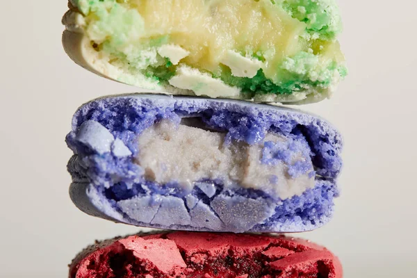 Vue rapprochée d'assortiment de macarons français colorés mordus isolés sur blanc — Photo de stock