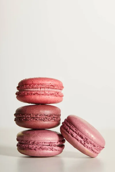 Délicieux macarons rouges français sur fond blanc — Photo de stock