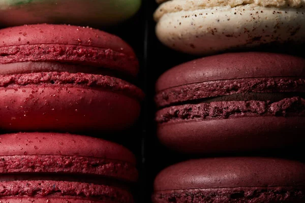 Vista de cerca de una variedad de deliciosos macarrones franceses coloridos - foto de stock