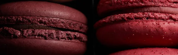 Nahaufnahme von rot sortierten köstlichen bunten französischen Makronen, Panoramaaufnahme — Stockfoto