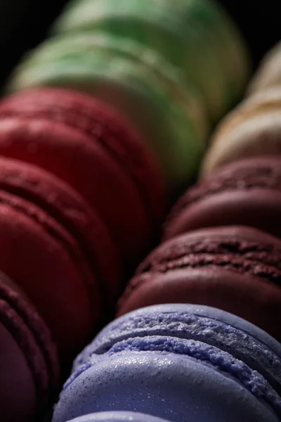 Vista de cerca de una variedad de deliciosos macarrones franceses coloridos - foto de stock