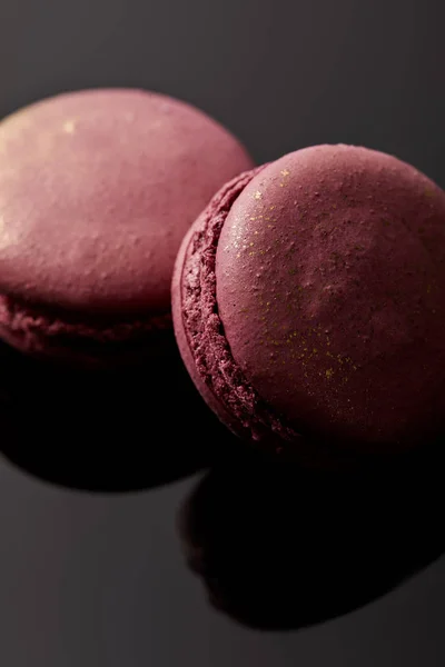 Close up vista de rosa brilhante francês macaroons no fundo preto — Fotografia de Stock