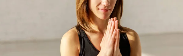 Tiro panorâmico de mulher com as mãos orando — Fotografia de Stock