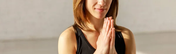 Plan panoramique de la femme avec les mains priantes — Photo de stock