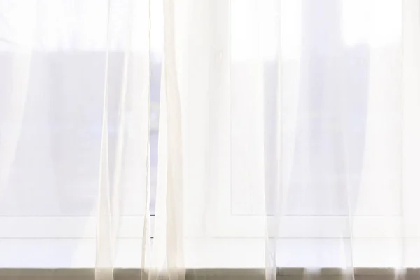 Білий тюль біля вікон в студії йоги — стокове фото