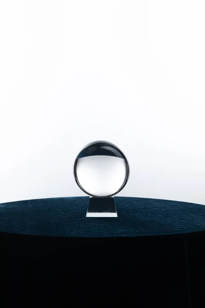 Boule de cristal sur table ronde isolée sur blanc — Photo de stock