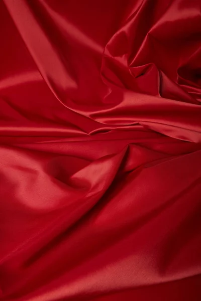 Vista de cerca de tela de seda roja suave y arrugada - foto de stock