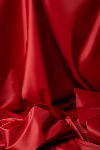 Nahaufnahme von rotem weichem und zerknittertem Seidenstoff — Stockfoto