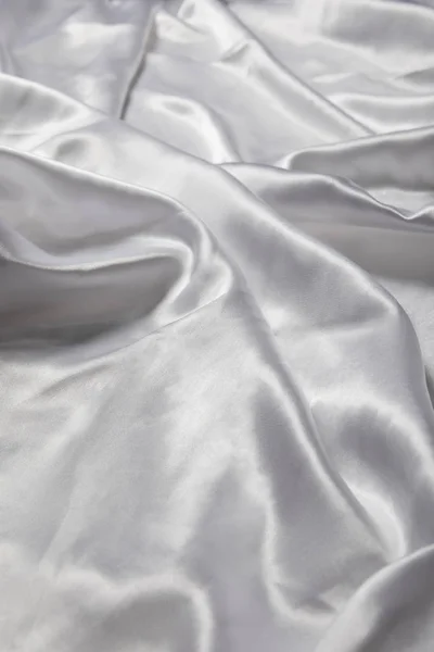 Закрывающий вид на белую мягкую и измятую шелковую ткань — стоковое фото