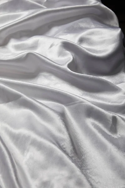 Vista de cerca de tela blanca suave y arrugada con textura de seda — Stock Photo