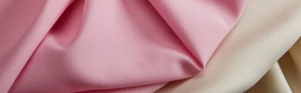 Nahaufnahme von satinrosa und weißen weichen und welligen Stoffen, Panoramaaufnahme — Stockfoto
