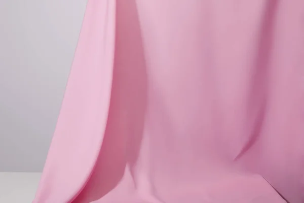 Vista de cerca de tela ondulada suave rosa aislada en gris - foto de stock