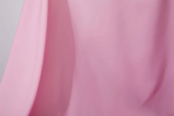 Vista de cerca de tela ondulada suave rosa aislada en gris - foto de stock