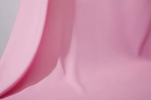 Vista de cerca de tela ondulada suave rosa aislada en gris — Stock Photo