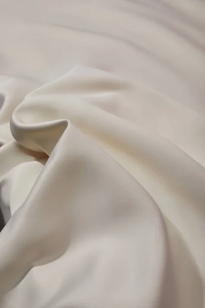 Vista de cerca de tela de seda blanca suave y arrugada - foto de stock