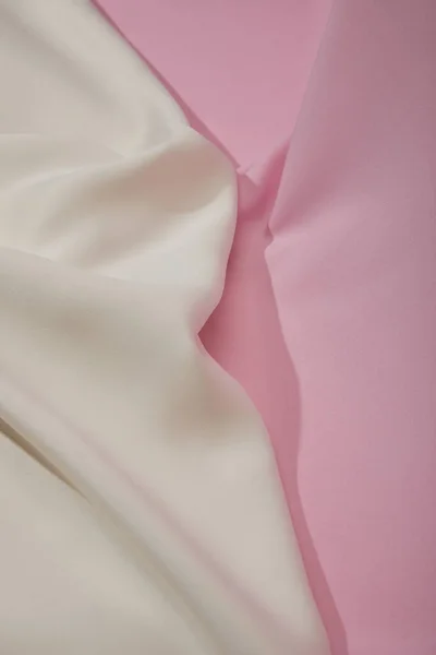 Vue rapprochée du tissu doux et ondulé rose et blanc — Photo de stock