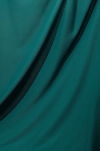Vista de perto de esmeralda tecido de seda macio e ondulado — Fotografia de Stock