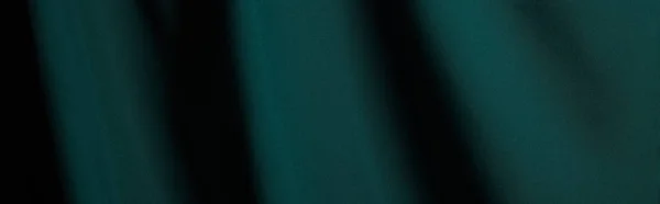 Vista da vicino del tessuto di seta smeraldo morbido e ondulato, scatto panoramico — Foto stock
