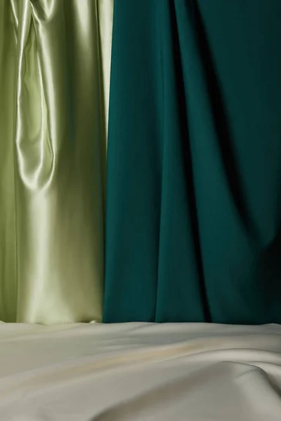 Крупним планом вид смарагдової, світло-зеленої та білої м'якої та хвилястої шовкової тканини — стокове фото