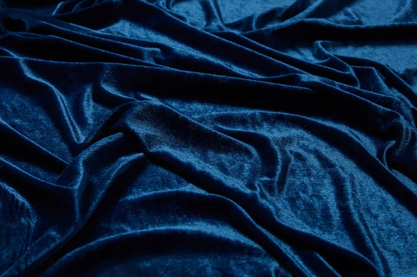 Vue rapprochée de tissu texturé velours bleu doux et froissé — Photo de stock