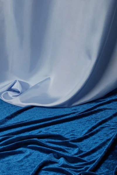 Vue rapprochée de soie bleue douce et froissée et tissu texturé velours — Photo de stock